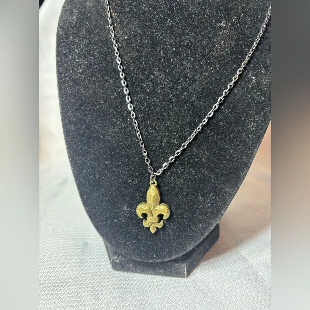 Fleur de Lis Pendant & 18” Gunmetal Stainless Steel Necklace NWOT